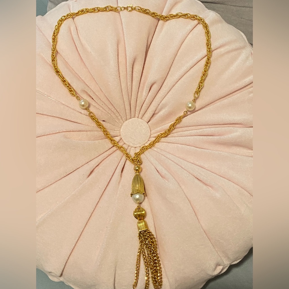 🩷VINTAGE GOLD TONED NECKLACE WITH DROP FAUX PEARL